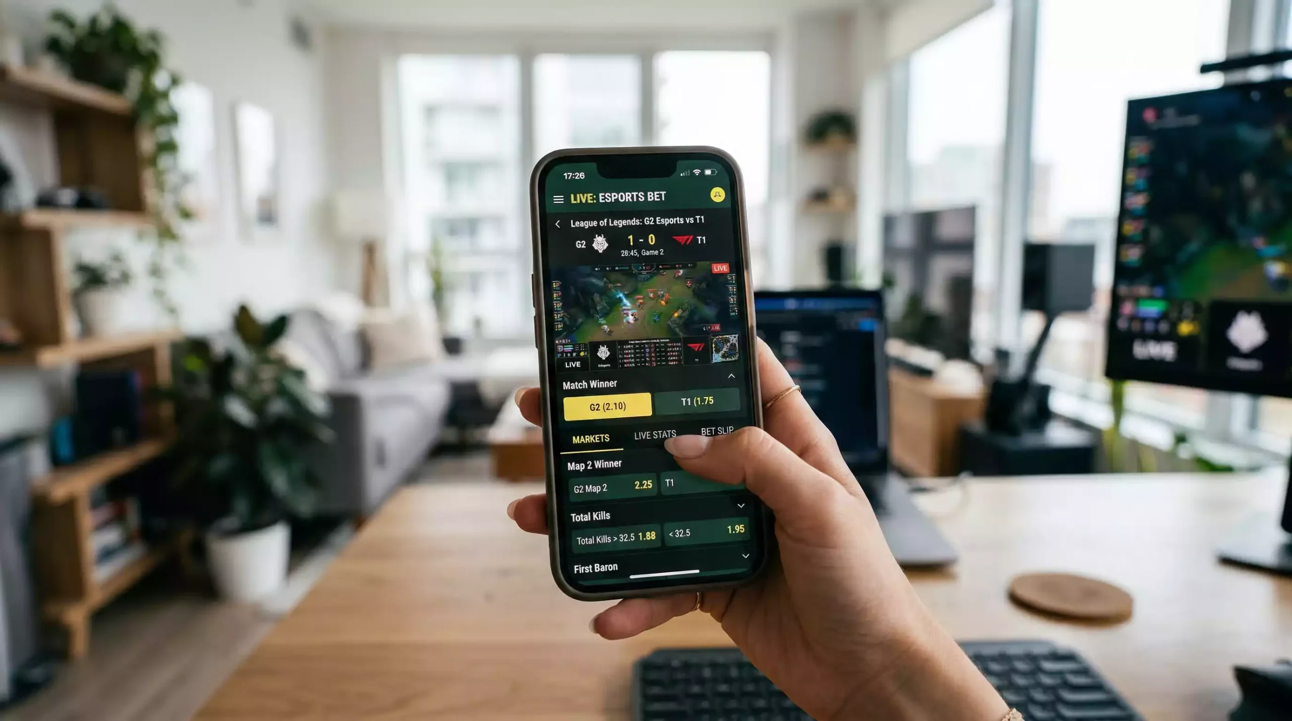 Smartphone mostrando aplicación de apuestas de esports con partida en directo