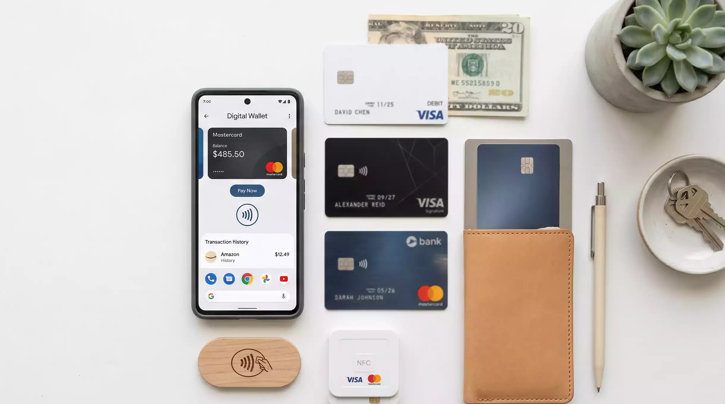 Tarjetas de pago y smartphone con aplicación de pagos electrónicos