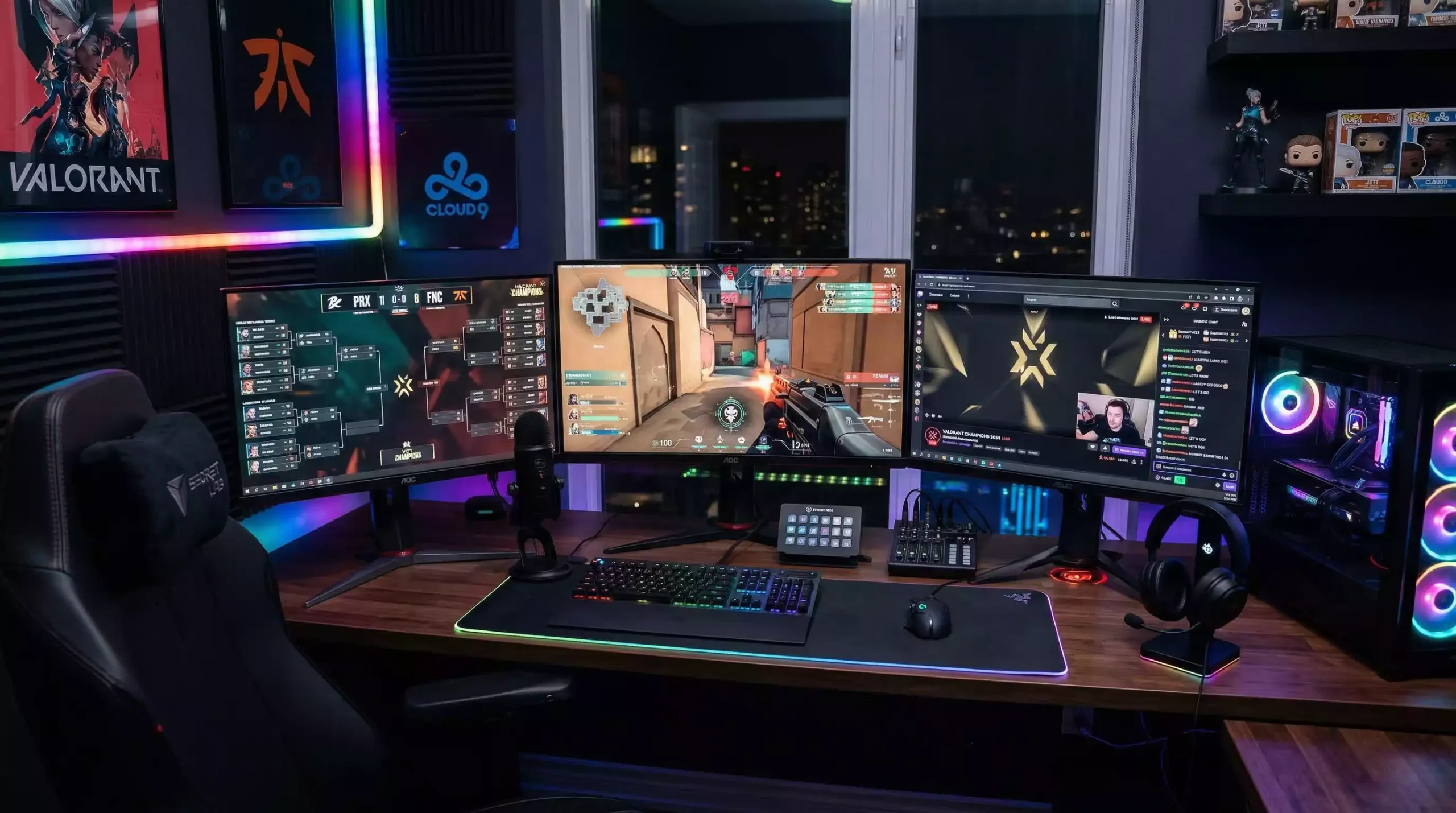 Configuracion de streaming con múltiples pantallas mostrando partidas de esports