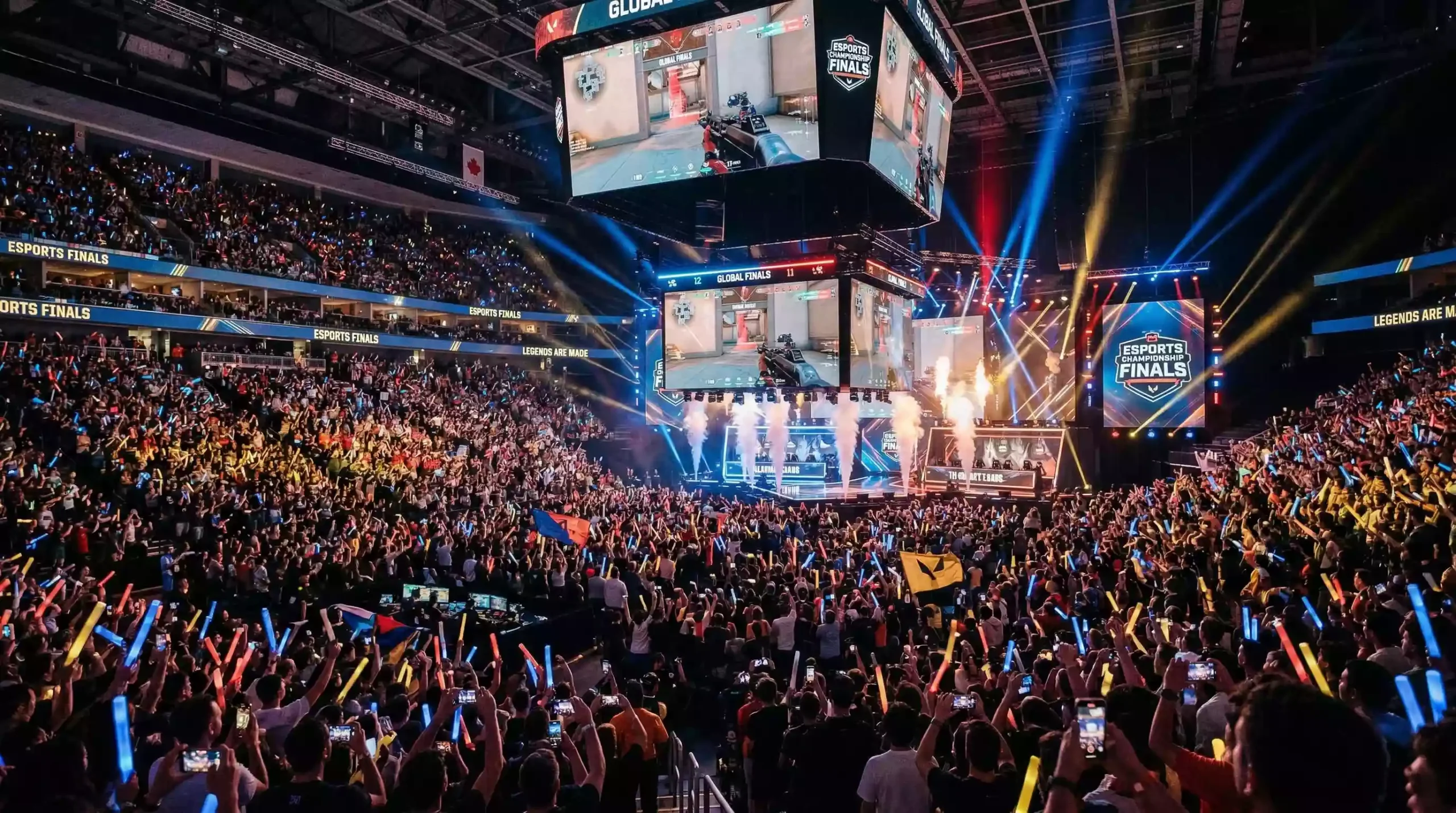 Estadio repleto de espectadores viendo final de campeonato de esports